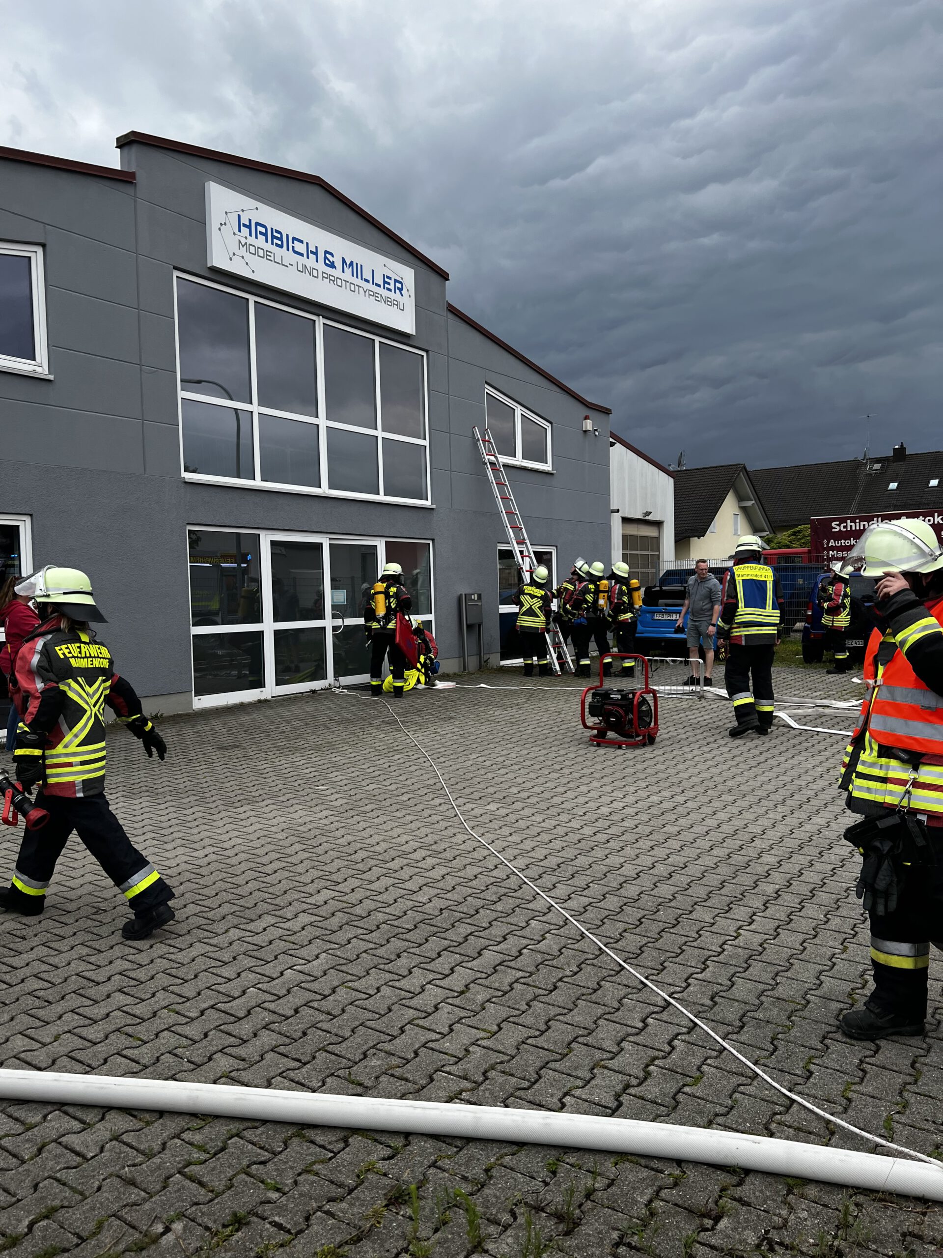 Erfolgreiche Feuerwehrübung im Gewerbegebiet Kugelbichl Mammendorf